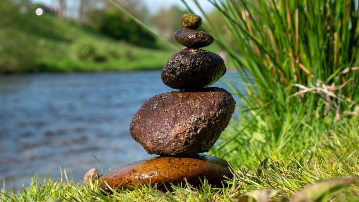 Titlebild: Steinsäule vor Fluss